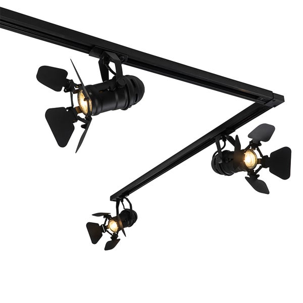 Schwarzes Schienensystem mit drei verstellbaren Strahlern im Studio Design
