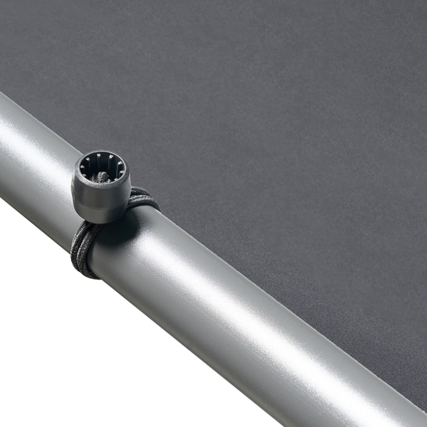 Nahaufnahme eines schwarzen Spanngummis mit Kugel zur Befestigung von Stoff an einem grauen Metallrohr.