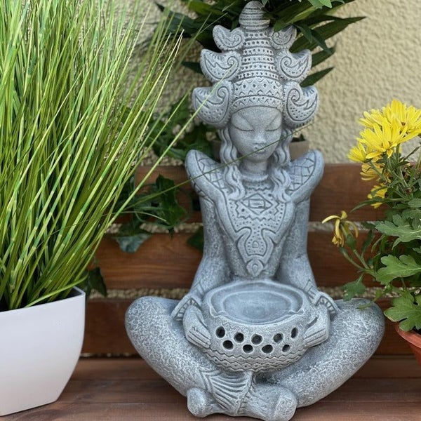 Dekorative Gartenfigur sitzende Buddha Statue als Windlicht aus Steinoptik für den Außenbereich.