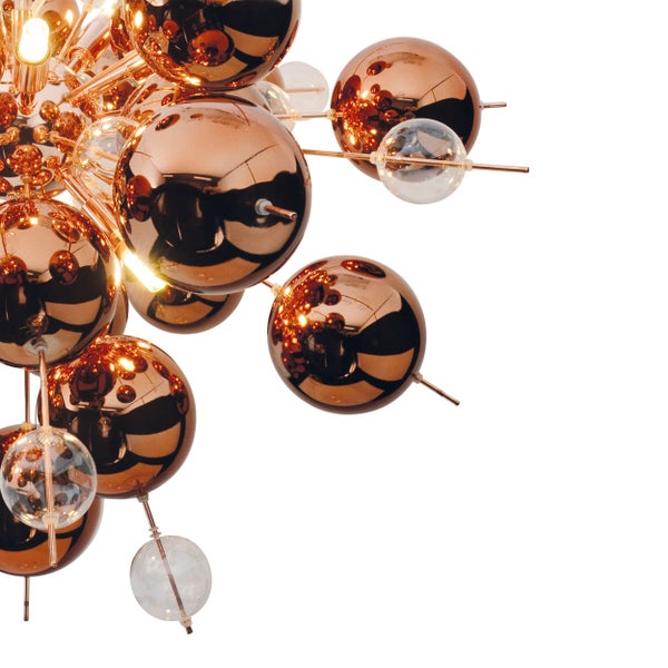 Detailaufnahme einer Hängeleuchte mit Kugeln