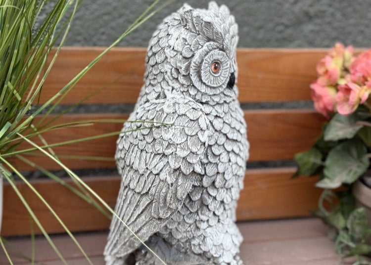Dekorative Eulenfigur aus Stein für den Garten.