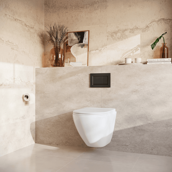 Modernes wandhängendes WC in hellem Badezimmer mit beigen Fliesen, WC-Betätigungsplatte und Wandregal mit Dekoration.
