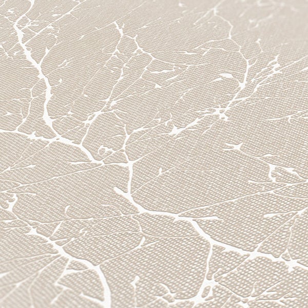 Nahaufnahme einer strukturierten Tapete mit rissähnlichem Muster