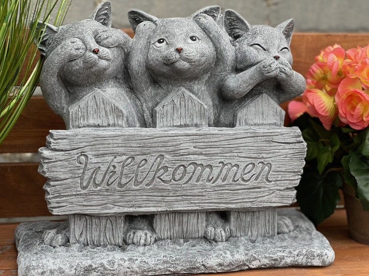 Drei Katzenfiguren als Willkommensschild aus Steinoptik mit der Aufschrift Willkommen fuer Garten und Eingangsbereich