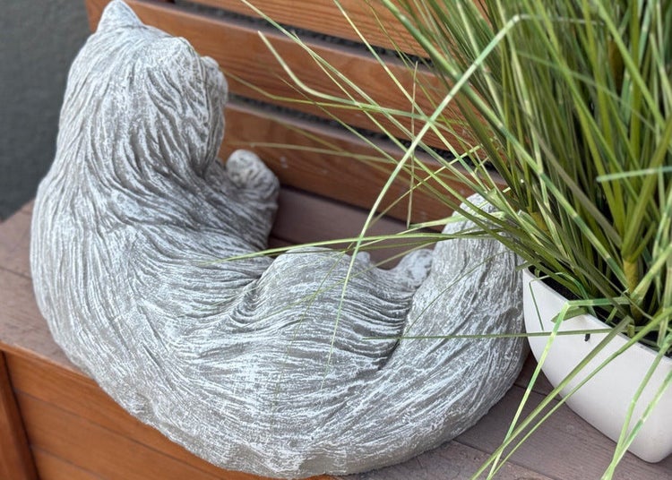 Dekorative Katzenfigur aus Stein für den Garten