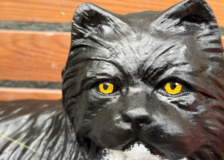 Dekorative Katzenfigur aus Gusseisen für den Garten