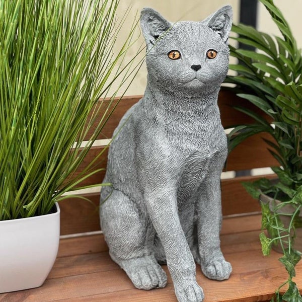 Dekorative Katzenfigur für den Garten aus wetterfestem Material sitzend positioniert