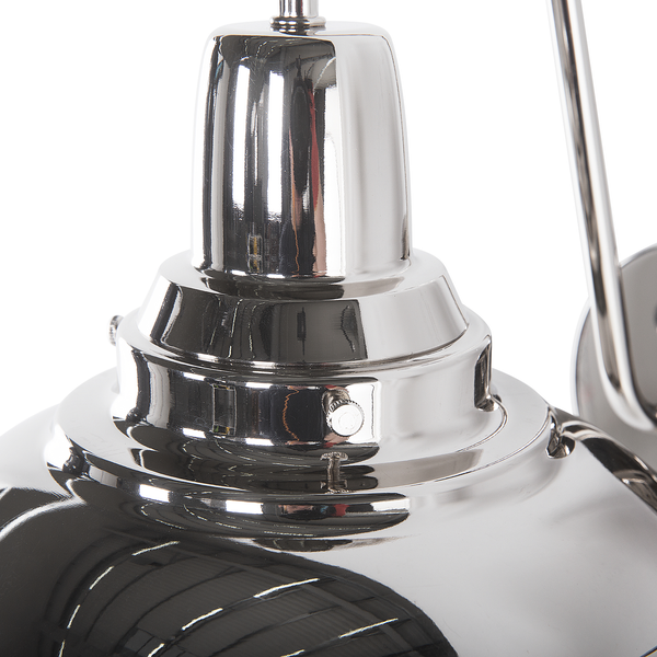 Detailaufnahme einer verchromten Lampe