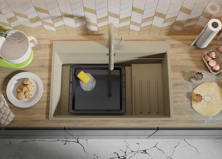 Küchenspüle mit Backblech, Spülmittel und Küchenutensilien für die Zubereitung von Speisen