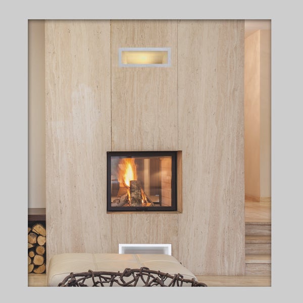 Moderner Kamin mit Steinverkleidung und brennendem Holzfeuer in einem hellen Wohnraum