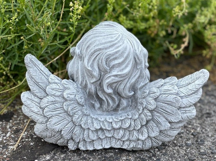 Steinfigur Engel, Rückansicht einer Engelsfigur mit detailreich gestalteten Flügeln für den Garten.