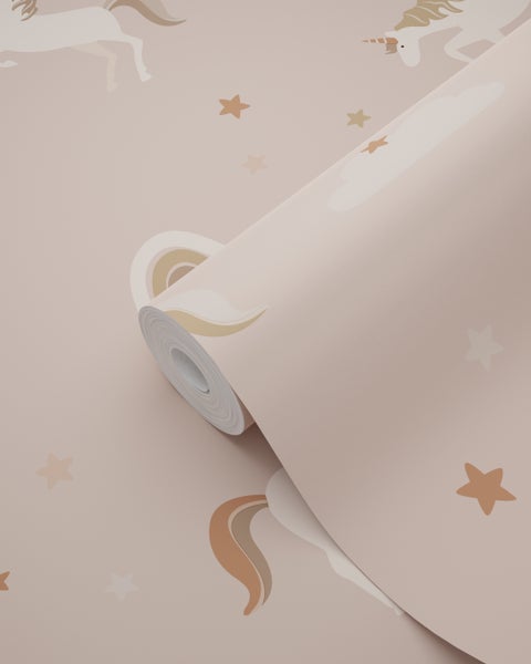 Schlafzimmer mit floraler Tapete, Bett und offenstehender Tür