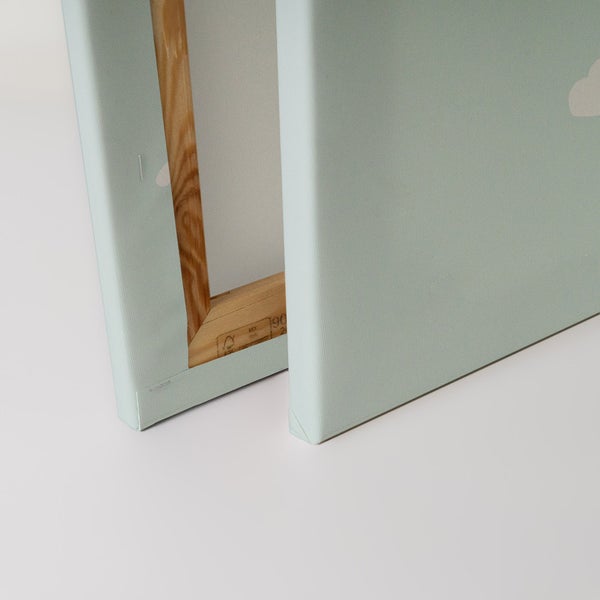 Detailansicht zweier Leinwandbilder mit Holzrahmen