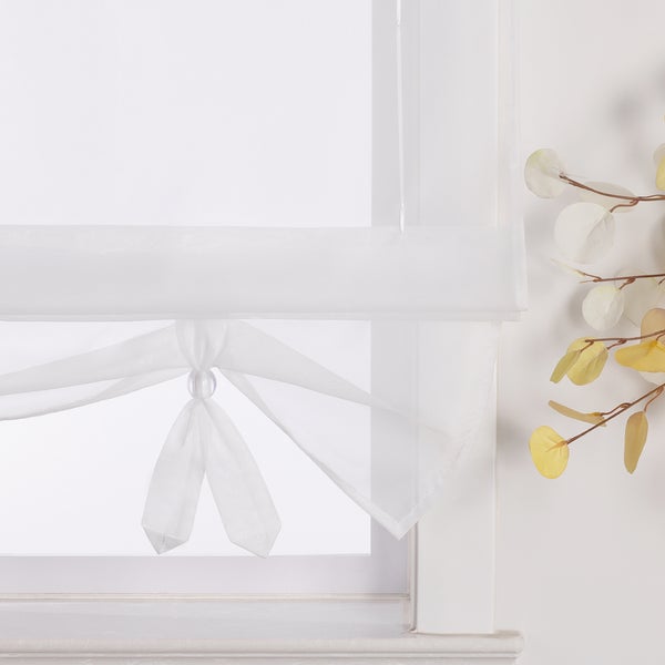 Weißes Faltrollo am Fenster