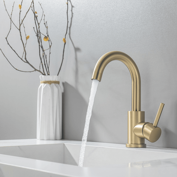 Moderne metallische Waschtischarmatur mit Einhebelmischer, aus der fließendes Wasser in ein weißes Waschbecken läuft.