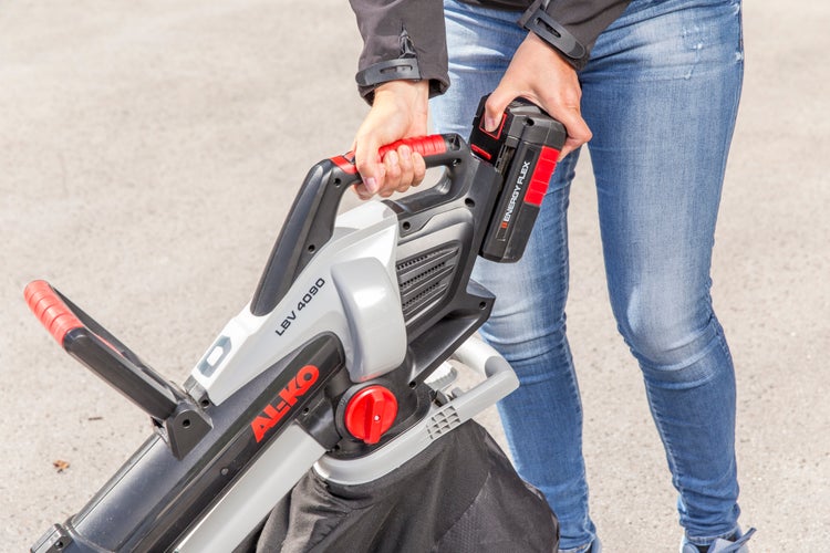 Einsetzen eines Energy Flex Akkus in den AL-KO Akku-Laubsauger und -bläser LBV 4090.