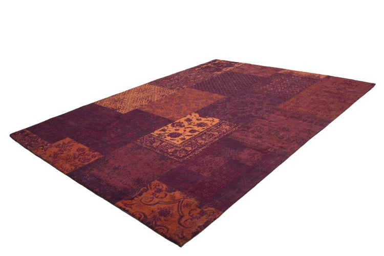 Rechteckiger Kurzflorteppich im Patchwork-Design mit orientalischen und Vintage-Mustern in Violett und Orange.