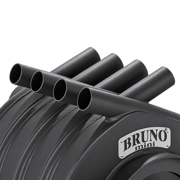 Detailansicht eines Kaminofen Modells Bruno Mini mit runden Konvektionsrohren und Metall Logo Emblem.