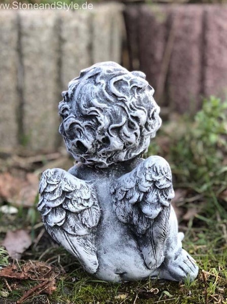 Steinfigur Engel, Rückansicht einer Engelsfigur mit lockigem Haar und detailliert ausgearbeiteten Flügeln für den Garten.