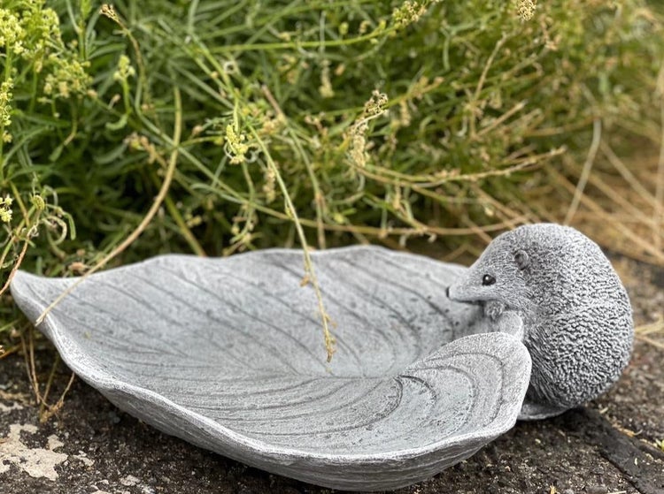Gartendekoration Vogeltränke in Blattform mit einer Igel Figur aus Steinoptik für den Außenbereich