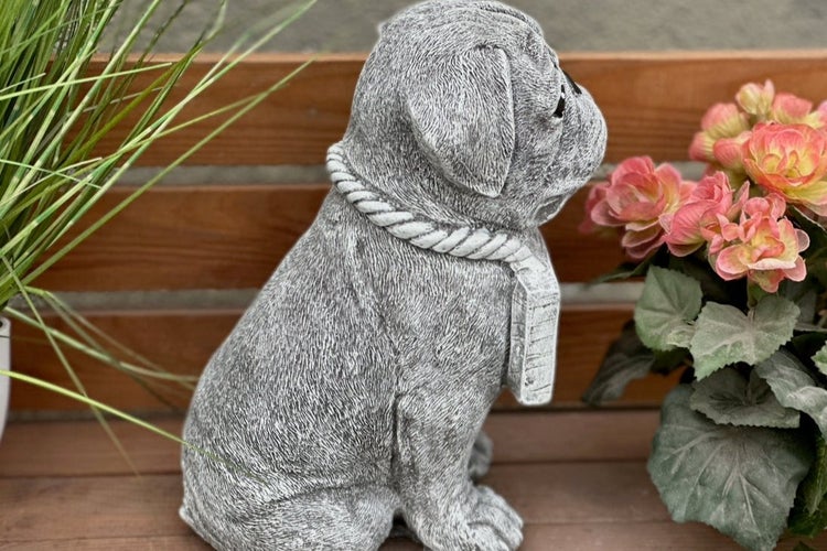 Gartenfigur in Form eines sitzenden Mopses aus Steinguss mit einem dekorativen Halsband.