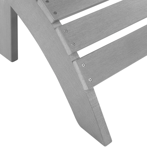 Detailansicht eines Gartenstuhls aus Holzlatten