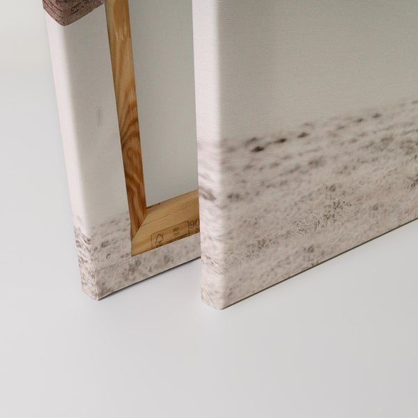 Detailansicht zweier Leinwandbilder mit Holzkeilrahmen