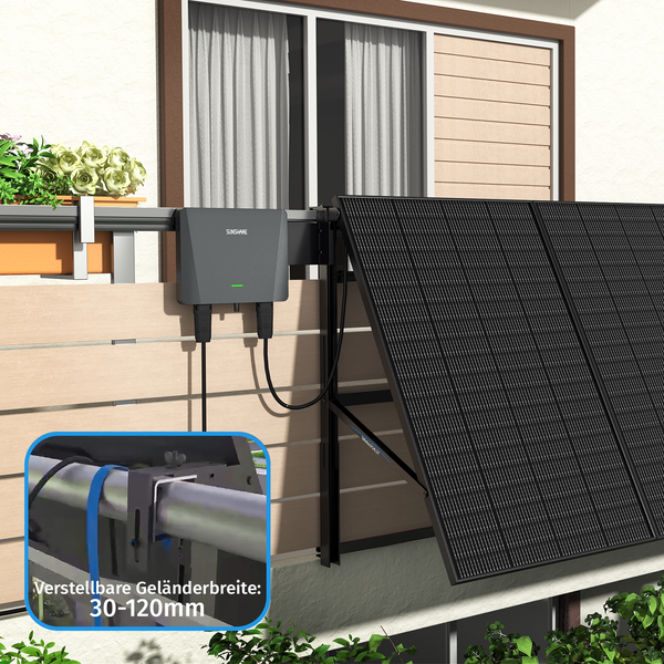 Balkonkraftwerk mit Solarpanelen und Wechselrichter an einem Holzgeländer, verstellbare Halterung für Geländerbreiten von 30 bis 120 Millimeter.