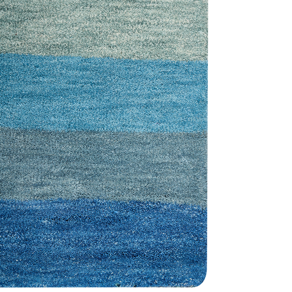 Teppich mit Streifenmuster in verschiedenen Blautönen