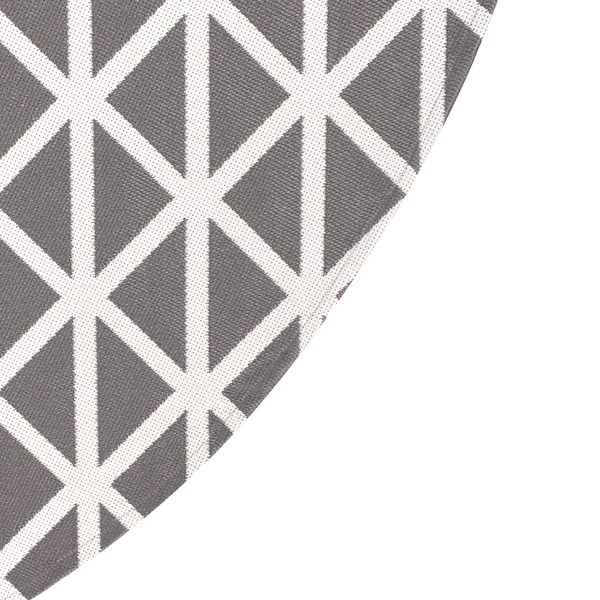 Detail eines grau-weißen Teppichs mit geometrischem Muster aus Dreiecken.