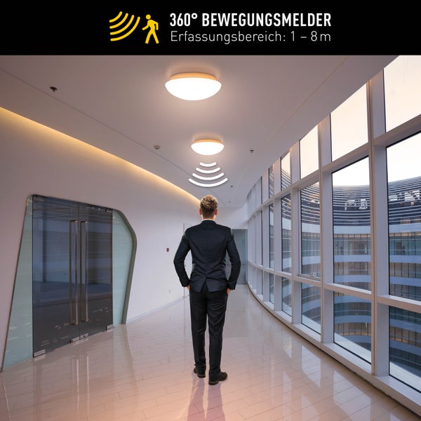 360 Grad Bewegungsmelder an der Decke in einem Bürogebäude mit einer Reichweite von einem bis acht Metern.
