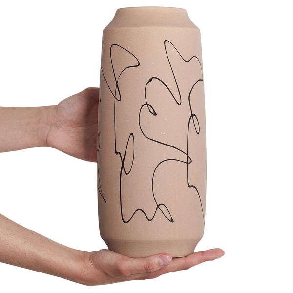Dekorative Blumenvase aus Keramik mit grafischem Muster in Händen