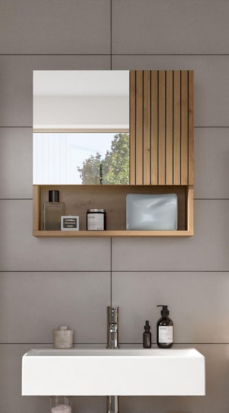 Badezimmer mit Spiegelschrank, Waschtisch und Armaturen