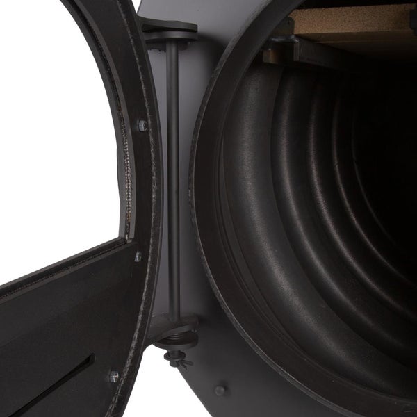 Detailansicht eines Kaminofens mit geöffneter Tür