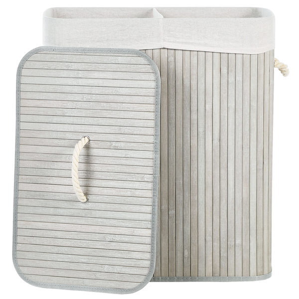 Wäschekorb aus Bambus mit zwei Fächern und Deckel. Hellgraue Bambuslatten, Seilgriff und Stoffeinsatz.