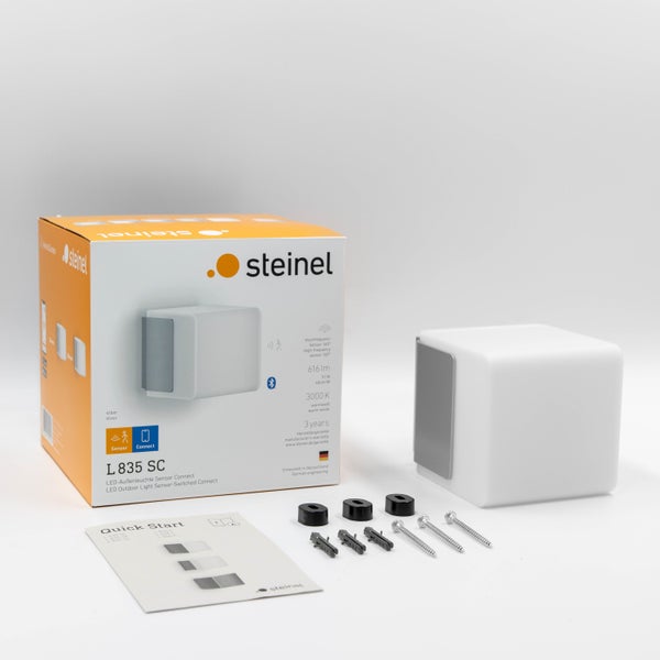 Steinel LED Außenleuchte L 835 SC mit Bewegungsmelder, Montagematerial und Schnellstartanleitung in der Verpackung.