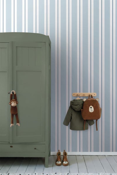 Kinderzimmer mit Kleiderschrank, Garderobe, Jacke, Rucksack und Stiefeln