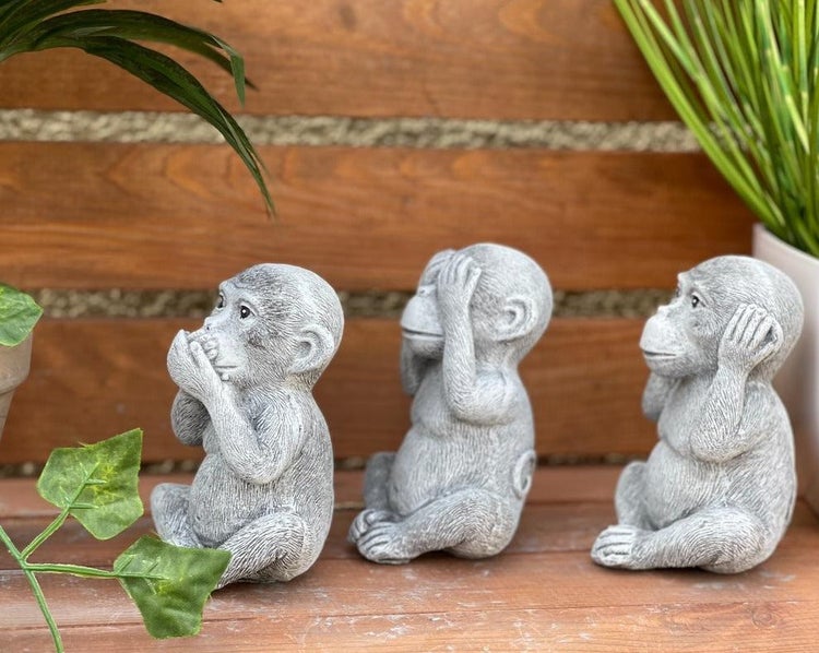Set aus drei Affenfiguren aus Stein in der Pose nichts sehen, nichts hören, nichts sagen als Gartendeko.