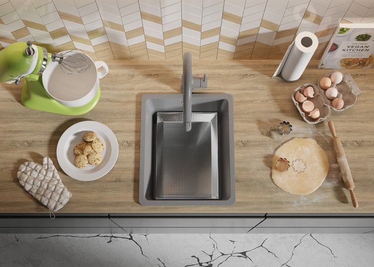 Küchenszene mit Küchenmaschine, Spüle, Teig, Plätzchen und Kochbuch