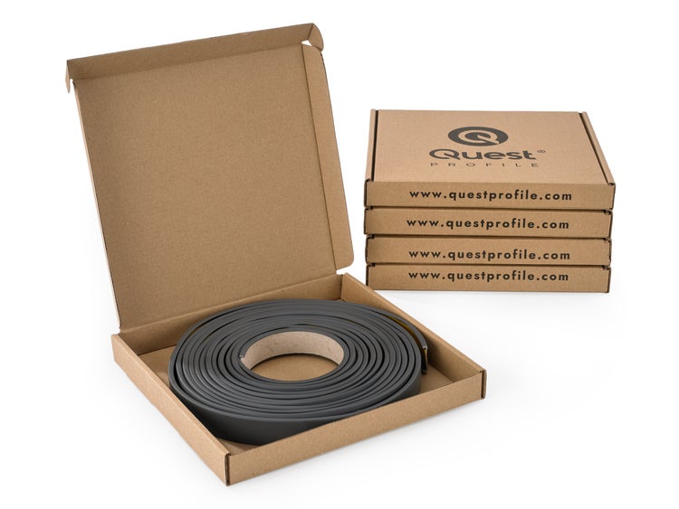 Quest Profile Logo mit Kunststoffprofil in Spule in geöffneter Pappschachtel und drei weiteren ungeöffneten Schachteln