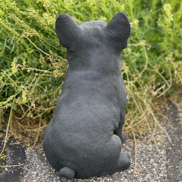 Gartenfigur französische Bulldogge aus Steinguss in sitzender Position als Dekoration für den Gartenbereich