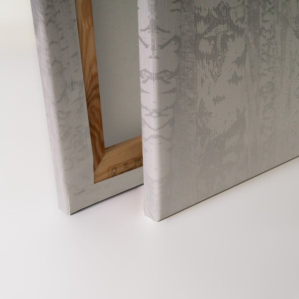 Leinwandbild auf einem Holzkeilrahmen mit strukturierter Oberfläche und sichtbarer Rückseite inklusive Holzrahmenkonstruktion