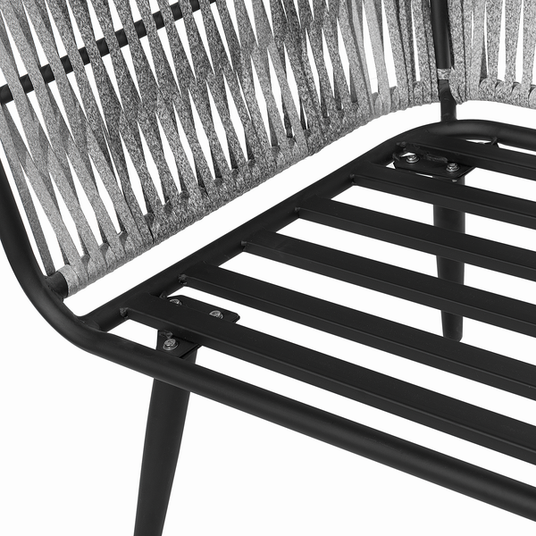 Detailansicht eines Stuhls mit Metallgestell und gewebter Sitzfläche