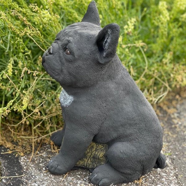 Französische Bulldogge Gartenfigur aus wetterfestem Material zur Dekoration im Außenbereich