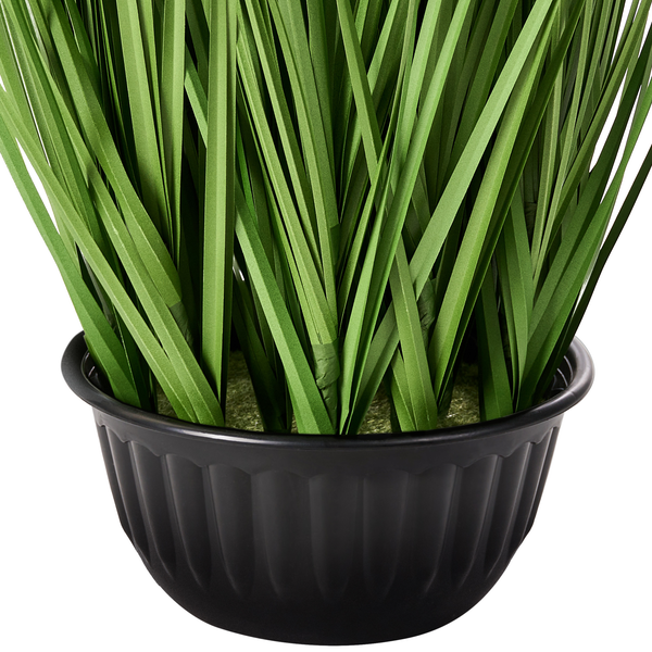 Künstliche grüne Pflanze im schwarzen Topf