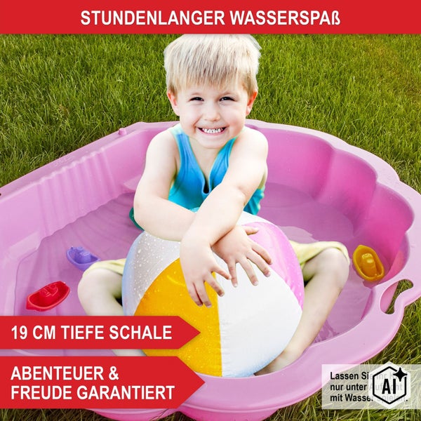 Kind spielt in einer muschelförmigen Planschbecken-Schale mit 19 Zentimeter Tiefe und Spielzeugbooten auf einer Wiese.