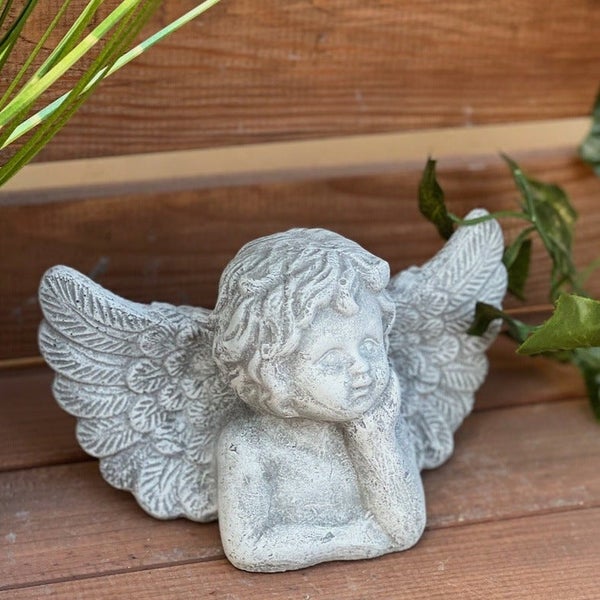 Dekorative Gartenfigur Engel aus Steinoptik mit detailreichen Flügeln als Grabschmuck oder Gartendekoration.