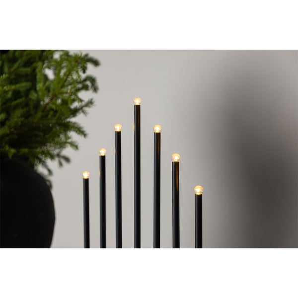 Holzkiste mit der Aufschrift Lieblingsstücke und Pinguin Motiv