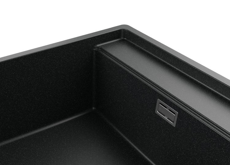 Detailansicht eines schwarzen Küchenspülbeckens