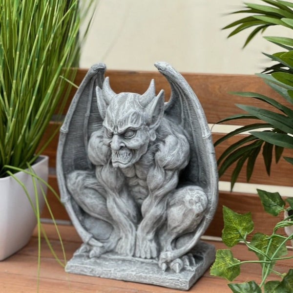 Gartenfigur Wasserspeier aus Stein als dekoratives Element für den Außenbereich